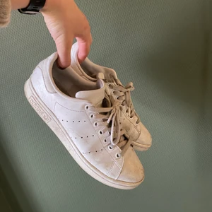 Adidas Stan Smith  - Säljer skorna i detta skick, därav priset! Skriv privat för frågor ❤️