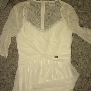 Klänning - En klänning som inte allas använts, fin till student eller bal. (Ordinarie pris 699kr) 