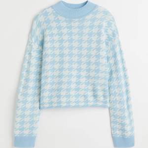 Säljer denna fina stickade tröja från HM! Använt max 3 gånger så den är precis som ny!🤍🦋☁️💙