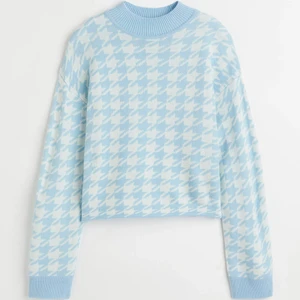 Stickad tröja - Säljer denna fina stickade tröja från HM! Använt max 3 gånger så den är precis som ny!🤍🦋☁️💙