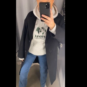 Svart rak kappa - INTRESSEKOLL på min svarta kappa från hm i storlek S. Sitter bra på mig som är 170, går ner till under knäna. Nästan helt slutsåld på hemsidan. Köptes för 699kr. Funderar på att sälja då jag vill ha en med skärp.