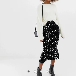 SLUTSÅLD PRICKIG MIDIKJOL - Säljer denna SLUTSÅLDA prickiga midikjol från Asos design petite i storlek 34, men eftersom petite mer en 32a. Aldrig använd och med lappar kvar. Frakt 62kr 💗💗