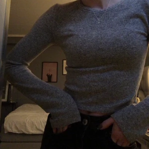 Grå topp från Zara, strl s - Söt topp från Zara, sitter bra på mig som brukar ha xs då den är stretchig. Den är dock ganska nopprig, men skulle inte säga att det är något man tänker på särskilt mycket eftersom mönstret döljer det ganska bra. På grund av att den är nopprig så kostar den inte så mycket heller 💕 Köpare står för frakt 