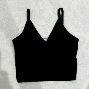 Topp från New Yorker  - Cool kort topp från New Yorker i storlek XXS. Knappt använd så i fint skick. Påminner mig om en av topparna på Brandy Melville. Hör av dig vid intresse! 