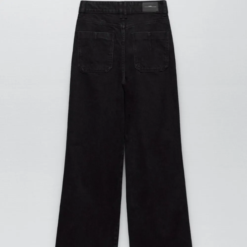 Jeans oanvända 100% cotton. Oversized passform. Kontakta gärna om du vill se hur dem ser ut på. . Jeans & Byxor.