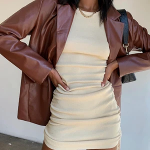 PU läder jacka - Supersnygg skinnjacka i PU läder från Princess Polly! Köparen står för frakten!