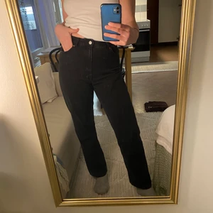 Monki jeans - Svarta jeans från monki. Nästan aldrig använda. Raka i benen🤍 köparen står för frakten!