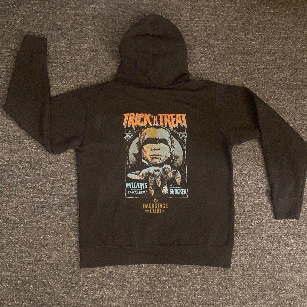 Hoodie från fruit of the loom m fett ballt tryck, bara att skriva för fler bilder ! 🖤 ⭐️ . Hoodies.