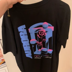 Oversized t-shirt  - Svart oversized t-shirt med snyggt tryck på ryggen och litet där fram. Aldrig andvänd! Buda😊