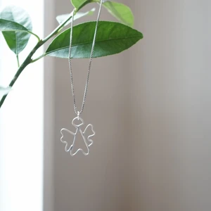 Silversmidna änglar - hängsmycke - Min mamma gör egna änglar av silver som hon säljer! Ingen är den andra lik, alla blir alltså olika. Gjord av äkta silver.