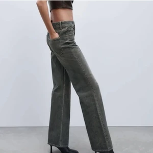 Zara jeans - Super snygga jeans från Zara, modell mid straight i storlek 36. Läggs upp igen då det blev problem med förra köparen!