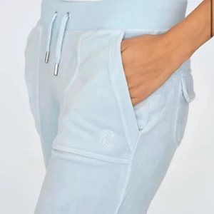 Juicy couture  - Säljer nu mina juicy byxor som är slutsålda överallt! Knappt använda då jag e lite osäker på hur dom sitter på mig 🤍 skicka meddelande för bud! Lägsta bud på 950                                                                Köparen står för frakten💕