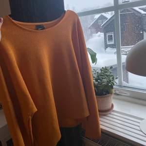 Orange tröja från Gina Tricot med vida ärmar. Aldrig använd så i nyskick. Finns i Kiruna men kan skickas om köparen står för frakten 😊