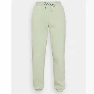 Mjukisbyxor nya - Gröna mjukisbyxor från Monki helt oanvända, lite korta på mig som är 176cm, nypris 249kr