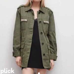 Jeans jacka - Grön jeansjacka från Zara med glitter på fickorna💕 jätte fint skick☺️ passar perfekt nu när våren är påväg💕