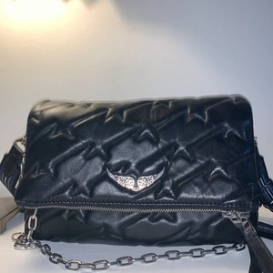 Zadig & Voltaire väska  - Super fin, knappt använd Zadig väska! Perfekt ”lite större” väska om man ska ha med sig lite mer grejer! Höjd 19 cm, Längd 28 cm och bred 10 cm. Tre fack på insidan, ett med dragkedja och ett med dragkedja på baksidan. Avtagbart axelband medföljer då ursprungs axelbandet ej finns längre. Kan skickas! 🌸 kvitto finns ej då de var ngt år sedan den köptes på Factory i Malmö, knappt använd så i ny skick! 3500kr + eventuell frakt 💘🌸