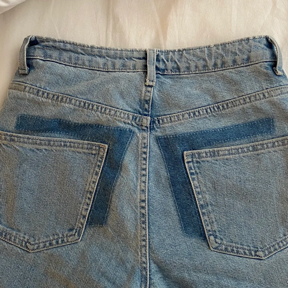 Snygga blåa jeans som är sparsamt använda. Säljer då de inte kommit till användning så som jag trodde använda ca 3-4 gånger. . Jeans & Byxor.