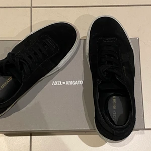 Skor från Axel Arigato strl 35 - Svarta Axel Arigato platform suede-skor i strl 35 inköpta på Axel Arigato-butiken i Stockholm. Skorna säljs med medföljande kartong⚡️Använda men i mycket bra skick. Pris är exklusive frakt. Skriv till mig vid frågor & fler bilder❤️