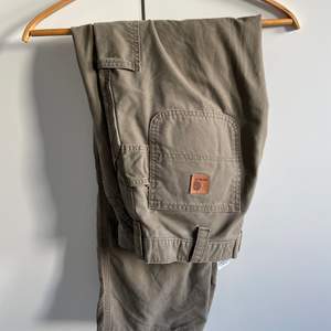 Carhartt byxor, väldigt fin brun/grön färg. Vintage från 90-talet.