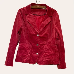 Viventy kavaj i Manchester tyg - Snygg röd kavaj i Manchester tyg, av märket viventy.                  Passar både dam och herr.                                                          Be om fler bilder eller mer info! 