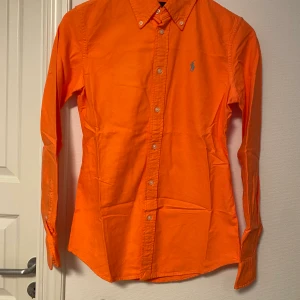 Skjorta - Peach/orange skjorta custom fit använd 1 gång 