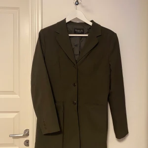 Kavaj/blazer - Mossgrön kavaj/blazer går över rumpan på modell 165cm 90tal 