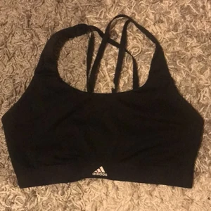 Sport-bh från Adidas - Säljer min sport-bh från Adidas då jag inte använder den längre. Den är i ett fint skick💜