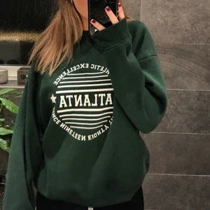 Sweatshirt - En grön skit snygg lite overzised sweatshirt i super bra skick och nästan oanväd!