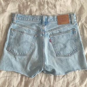 Levis shorts - Ett par Levis shorts som har varit jeans 501 som jag klippt om till shorts! Jättesnygga men tyvärr för små för mig💞 storlek W25 L28 (skriv för bild hur dom sitter på)
