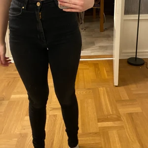 Svarta skinnyjeans/ strl S - Jeansen är väldigt stretchiga och sköna i materialet, De är långa i modellen och har används ett par gånger. Kommer inte riktigt ihåg vart jag köpt de ifrån men förmodligen bikbok eller gina! Jeansen har blivit för små för mig och använder inte så ofta längre! Så skriv om ni är intresserade eller har några frågor, tar pris plus frakt. 