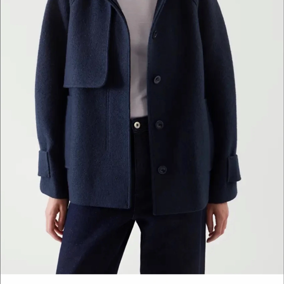 Mörkblå populär cos jacka!