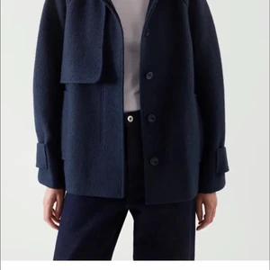 Mörkblå populär cos jacka! - Säljer min snygga slutsålda cos jacka. Den funkar till alla outfits men den har tyvärr inte kommit till så mycket användning, därav säljer jag den. Den är i strl M men passar en S också. Den är väldigt sparsamt använd och har inga defekter. Den är köpt för 1750 kr och mitt utropspris är 700 kr. Kontakta mig om du är intresserad eller lägg ett bud. Kan mötas i Stockholm/stan men postar helst. 💛