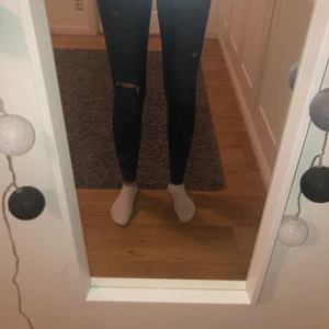 Guess Lågmidjade Jeans  - Säljer ett par lågmodjade Guess jeans. Andvänt vid några tillfällen. 