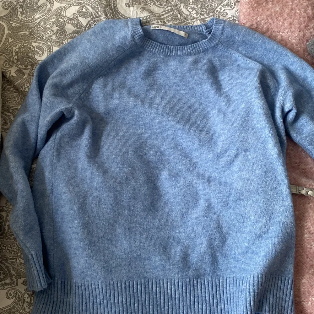 Fin blå tröja från only, använd 2-3 ggr, väldigt fint skick💕skriv privat för fler bilder. Tröjor & Koftor.