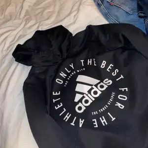 Adidas hoodie, använt en del men är i superfint skick!  Kan evt skickas👋🏻