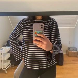 Randig zara tröja  - En randig finstickad tröja från Zara! Kommer inte till användning tyvärr så i väldigt fint skick. Frakt tillkommer☺️