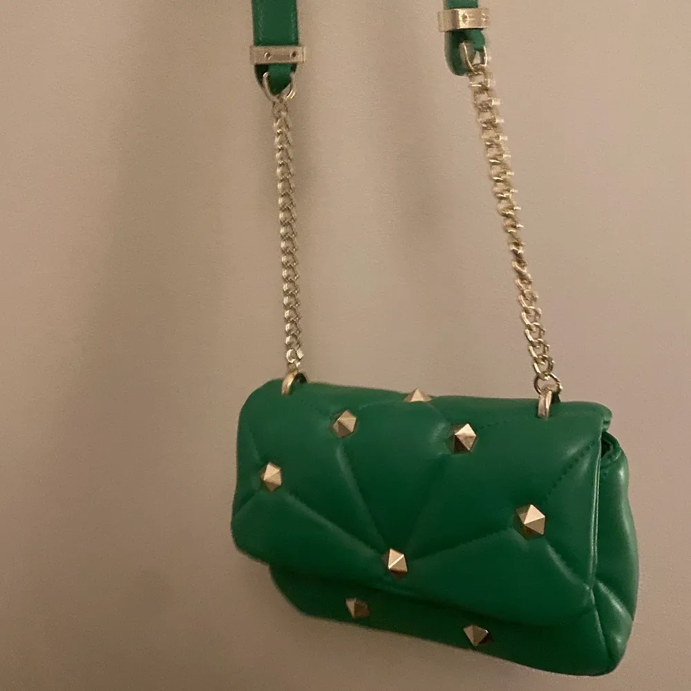 Super fin grön väska med nitar från Zara. Säljer pga den inte kommer till användning💕använd 3 ggr ungefär💕köpt för 359. Väskor.
