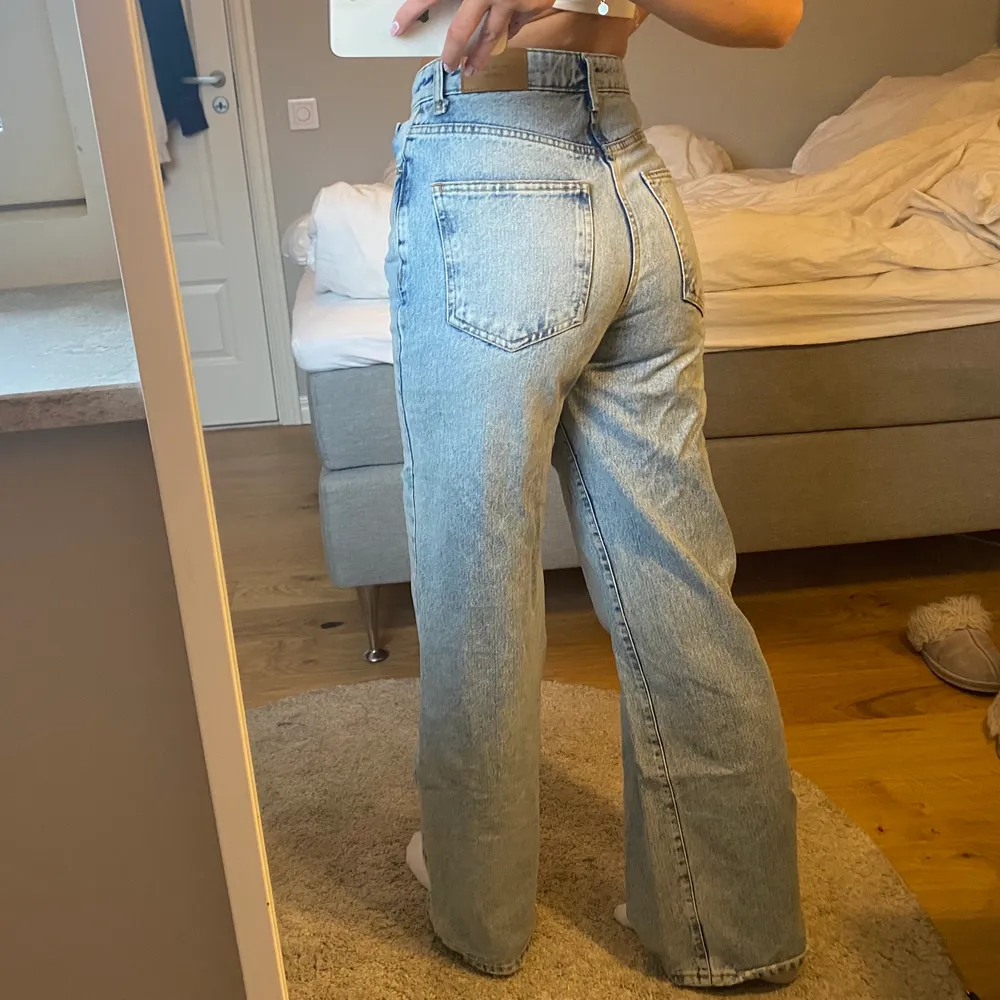 Gör en intresse koll på dessa jeans från Gina Tricot. Jeansen är storlek 34 men passar även mig som har storlek 36. Breda ben, hög midja, lagom långa för mig som är 170 cm. Frakt inräknat i pris🤍. Jeans & Byxor.