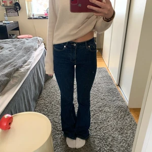Blå bootcut jeans - Så snygga mörkblåa bootcut jeans som är midwaist. Det är storlek 32 men skulle säga att de är lite stretchiga så passar även 34💗