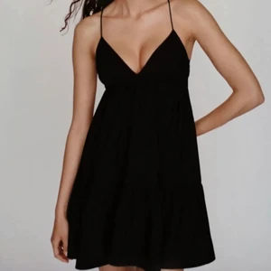 ZARA klänning - Säljer denna klänning då den ej används, superbra skick! Köp direkt för 300kr+frakt 💕 Kommer INTE starta budgivning därför säljer jag direkt för 300!