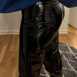 Lack byxor  - Säljer mina as coola lack byxor då dom bara har legat i min garderob ett tag, inte jätte använda, inga fläckar eller skador. Precis som nya i storlek XS! ❤️‍🔥 