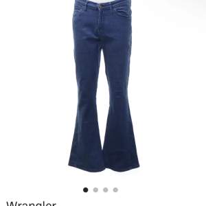 Lågmidjade vintage wrangler jeans i så bra kvalité! Köpte på Sellpy men de var för stora i midjan (86 cm). Jättefina jag önskar att de passade mig:(( Storlek 31. 