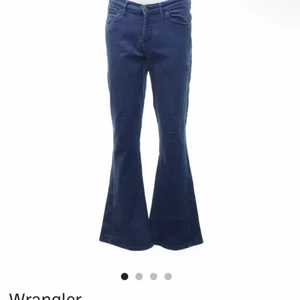 Vintage wrangler bootcut jeans  - Lågmidjade vintage wrangler jeans i så bra kvalité! Köpte på Sellpy men de var för stora i midjan (86 cm). Jättefina jag önskar att de passade mig:(( Storlek 31. 