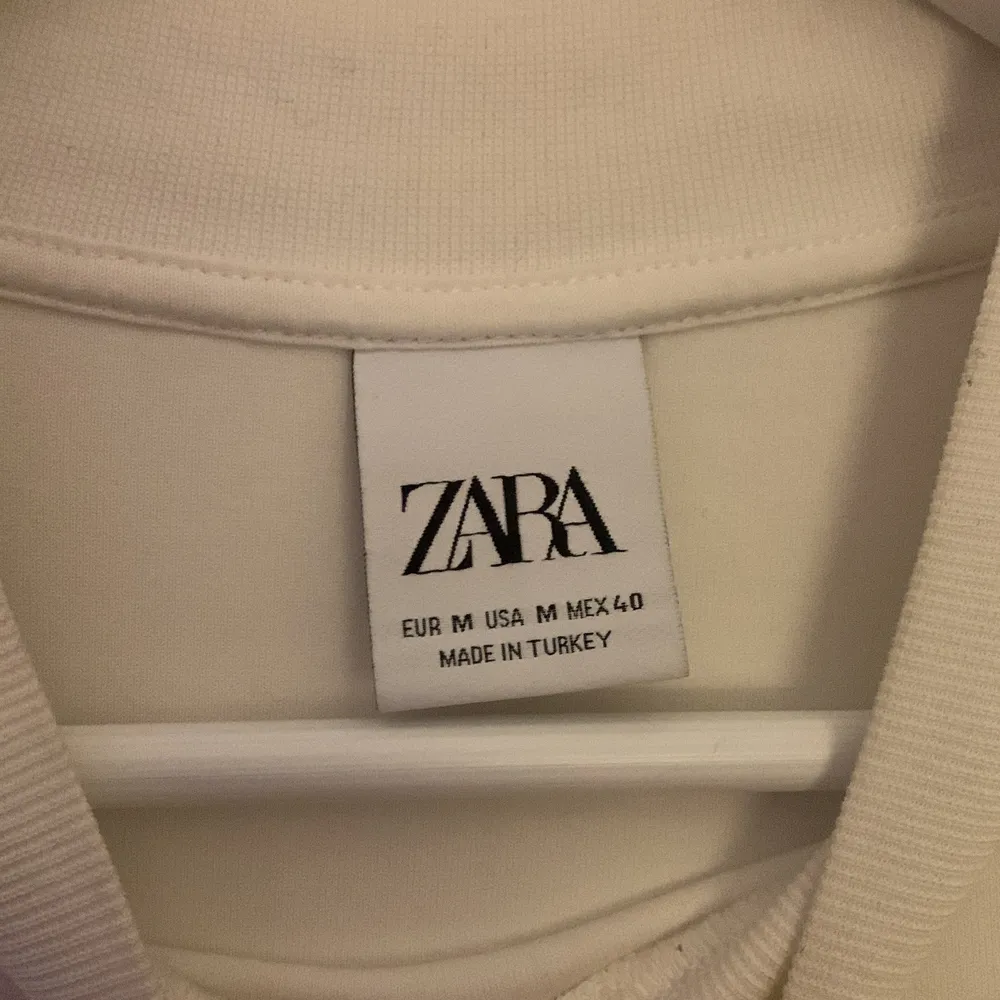 Säljer denna vita Crewnecken feån Zara. Köpt för 500, Säljer för 200 pga dom tre fläckarna. Använd cirka 7 gånger. Storlek M. Kan diskutera om frakt.. Tröjor & Koftor.