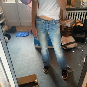 Lågmidjade zara jeans - Ett par jätte fina jeans från zara som är lågmidjade och har inte haft så mctket användning av dem på senaste, har tvp st men de sitter inte likadant se andra momsen för dem andra