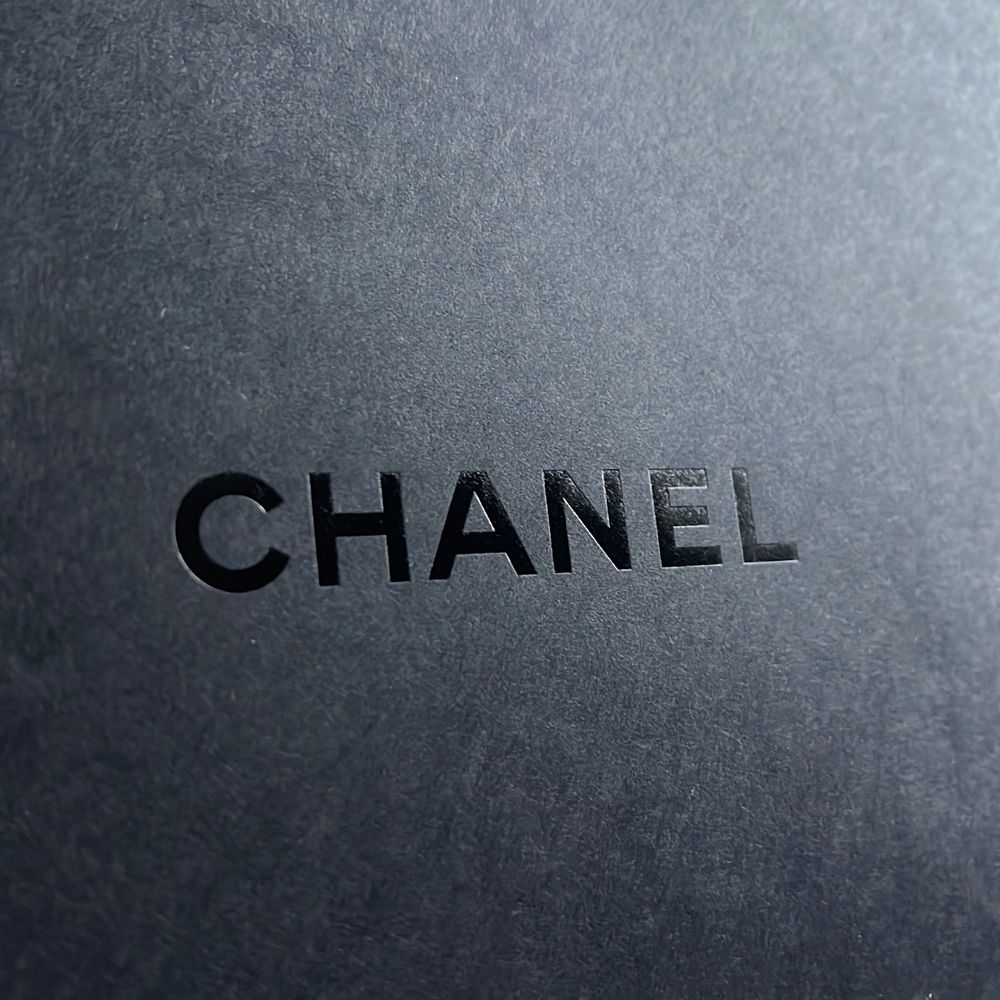 Svart kuvert med Chanel på, B 21,5 cm L 15,5 cm. Givetvis oanvänt.. Övrigt.