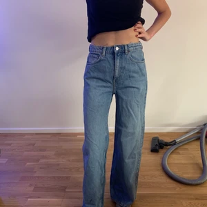 Weekday ace jeans - Supersnygga och sparsamt använda jeans från Weekday. De är i modellen Ace och i storlek 27/32. Bra i längden och i storleken på mig som är 168 och har S❤️