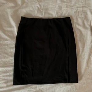 svart kjol med slits - Snygg svart kjol med slits från Nly, oanvänd. Köparen står för frakt💖