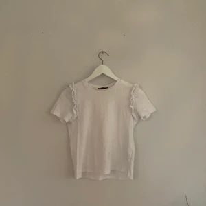 Snygg tröja  - Jag säljer denna snygga tröja från zara, ganska andvänd jag tror jag köpte den för 60 kr eller mer och jag kommer sälja den för ungefär halva priset, storlek är S men jag tycker den är som en xs