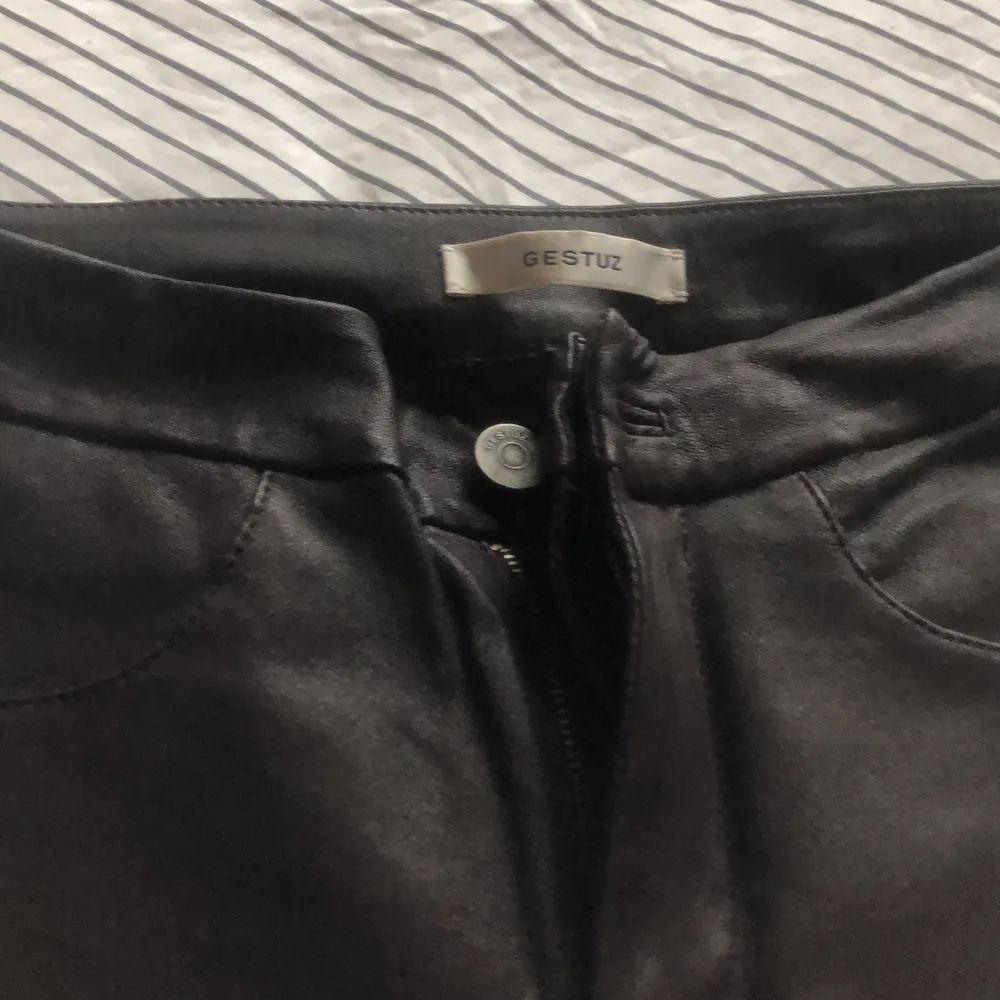 Oxblod röd/brun bootcut, strl 36. Oanvända pga för liten storlek. Endast Swish.. Farkut & Housut.